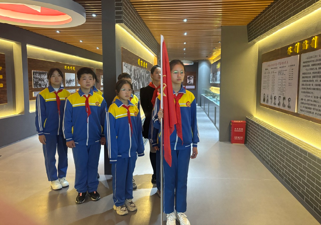 3.3学生们参观陕南抗日第一军成立地纪念展馆.jpg