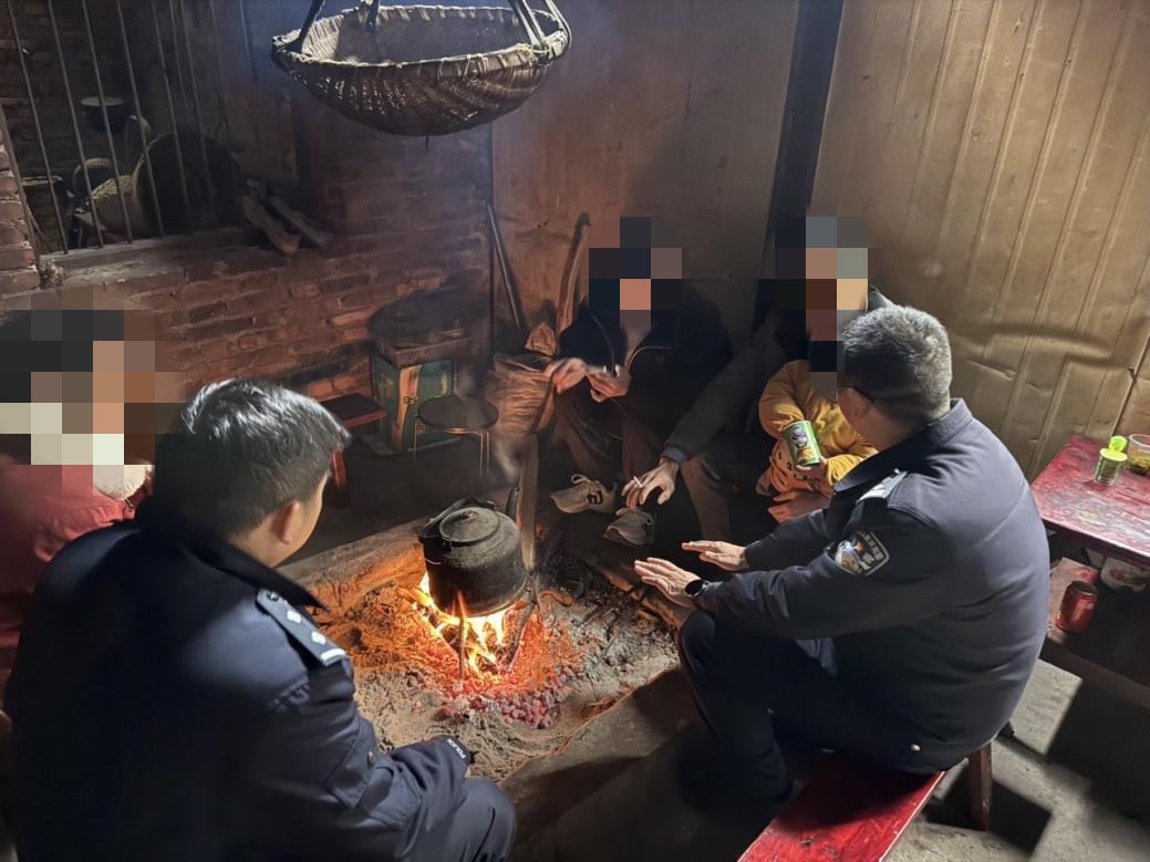 啃食庄稼引纠纷，民警调解促和谐