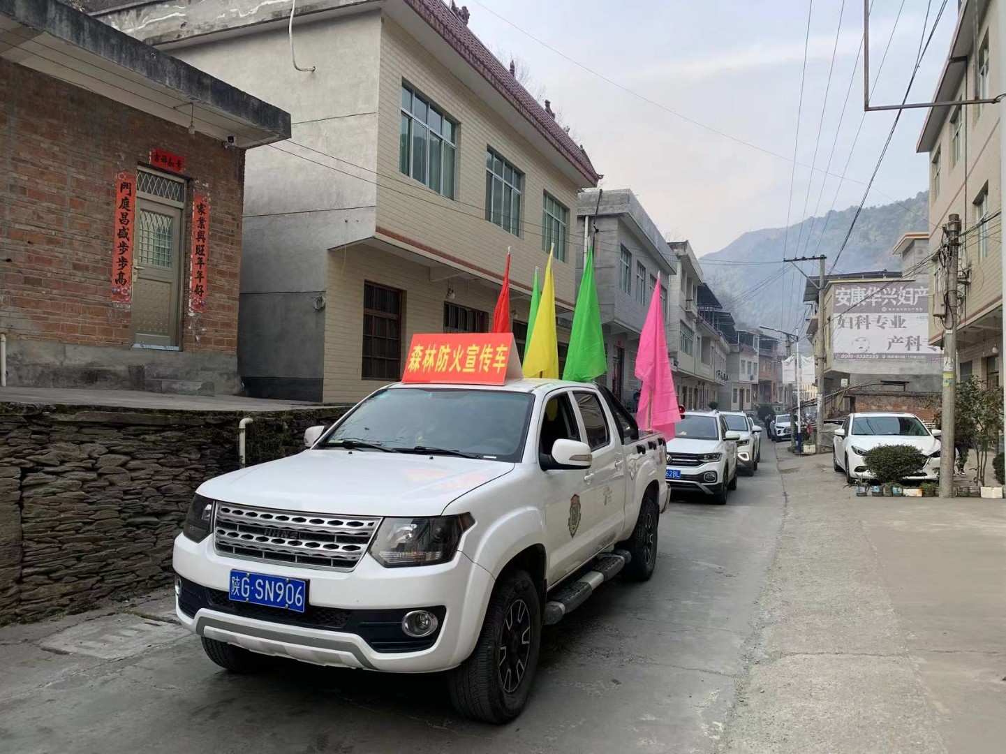 宣傳車(chē)廣泛宣傳防火知識(shí)