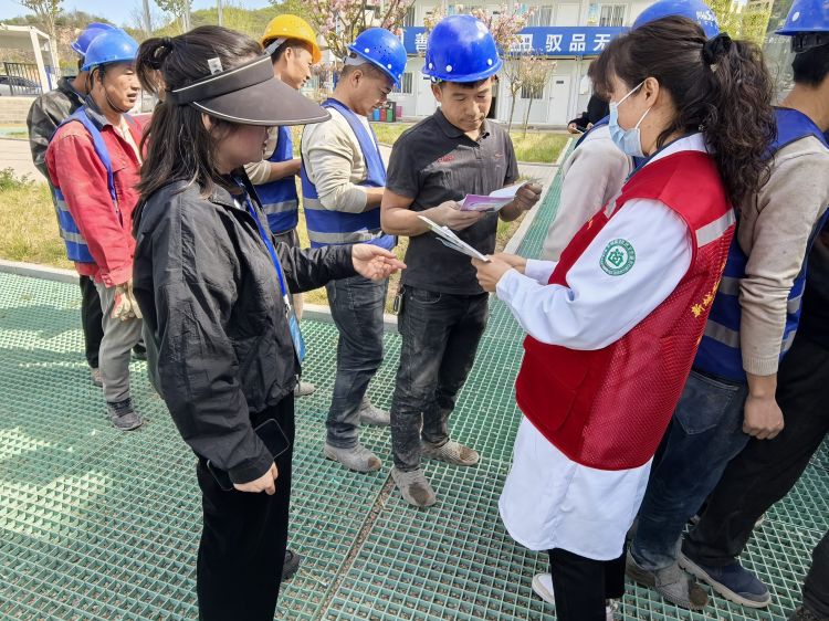 简篇-情暖五一    健康相伴新城街道社区卫生服务中心关爱劳动者在行动