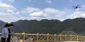 1泾洋派出所民警使用无人机对城区住宅小区楼顶开展禁种铲毒巡查工作