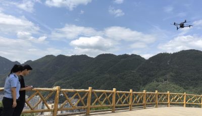 1泾洋派出所民警使用无人机对城区住宅小区楼顶开展禁种铲毒巡查工作