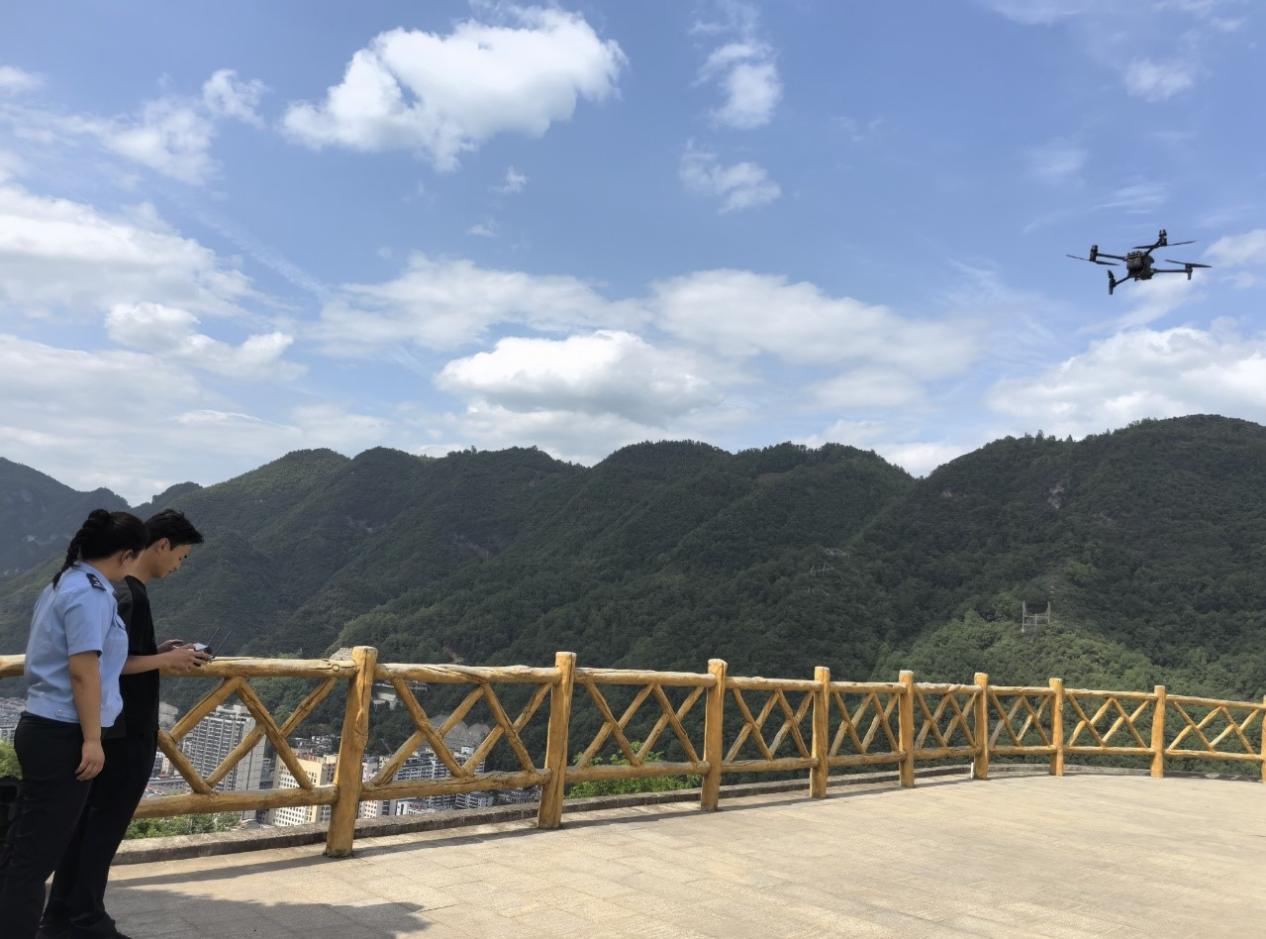 1泾洋派出所民警使用无人机对城区住宅小区楼顶开展禁种铲毒巡查工作