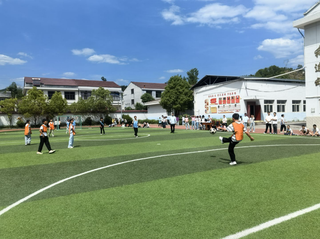 平梁镇中心小学班级足球联赛1