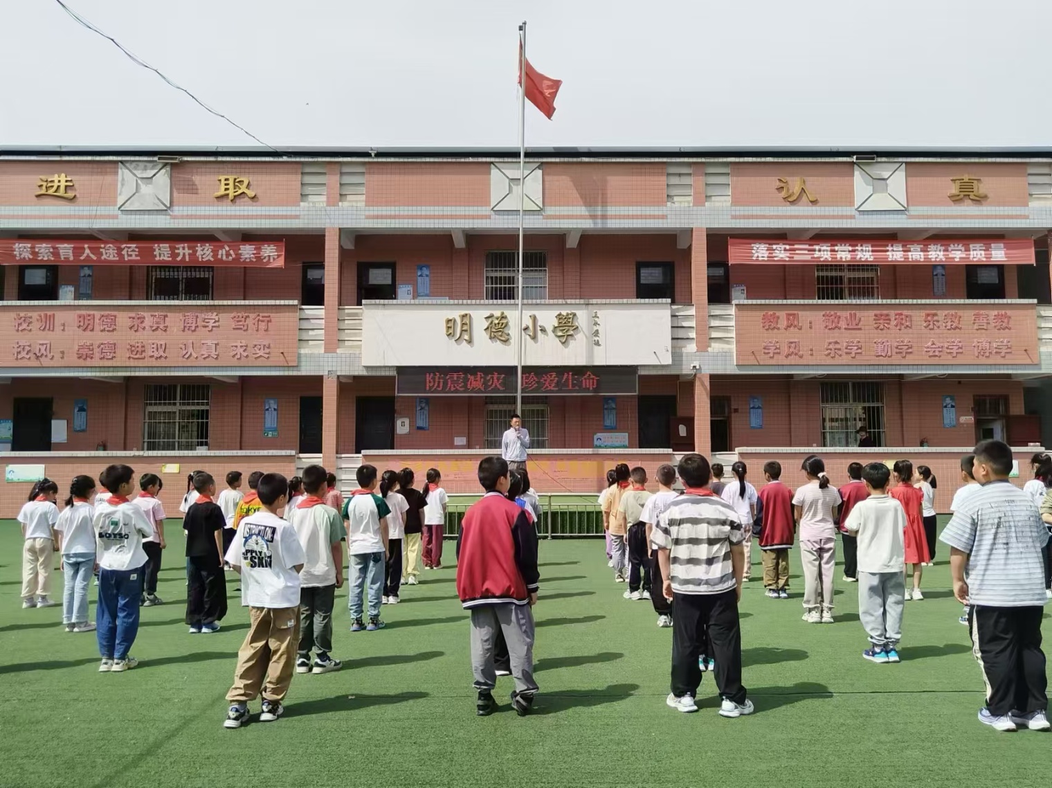 三原縣西陽鎮(zhèn)武官中心小學(xué)開展防震應(yīng)急疏散演練 加強演練 提升能力 珍愛生命 (2)