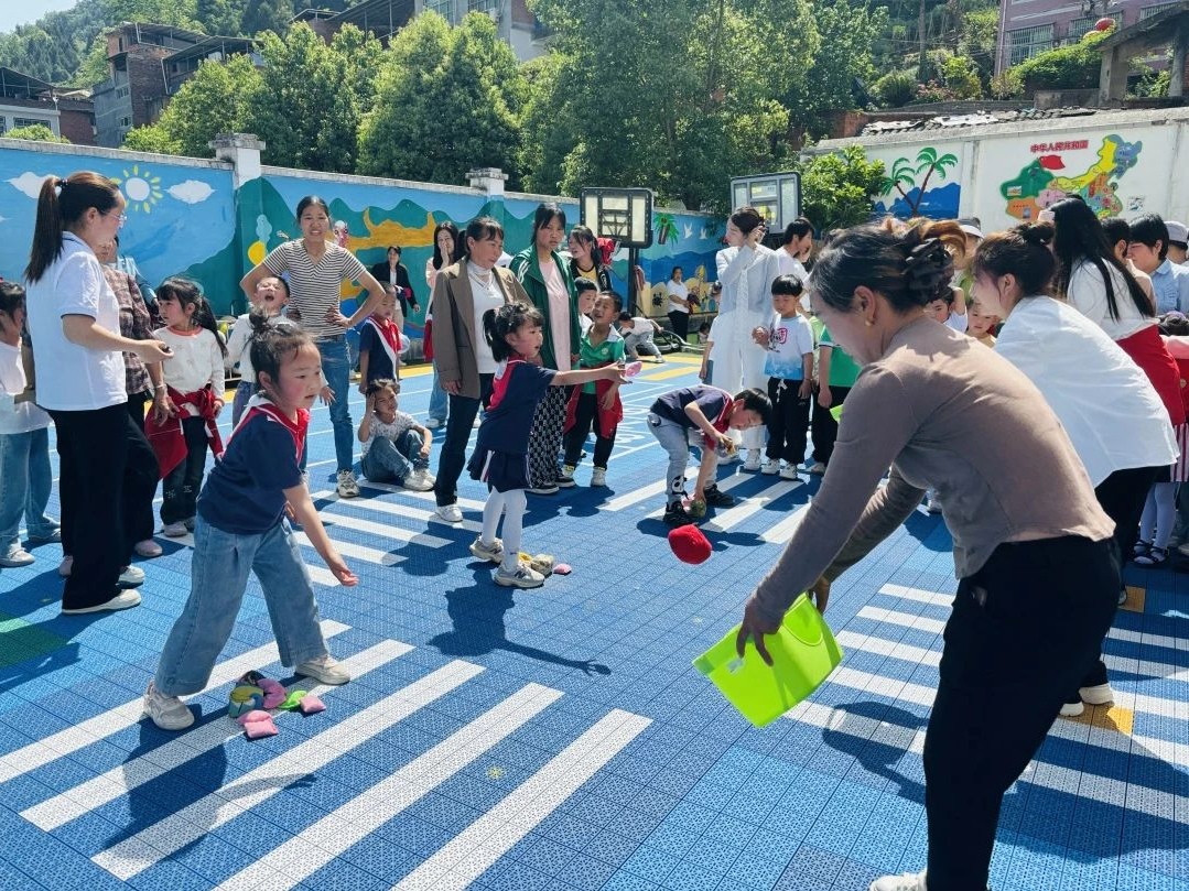 8漩涡镇中心幼儿园趣味运动会暨亲子活动