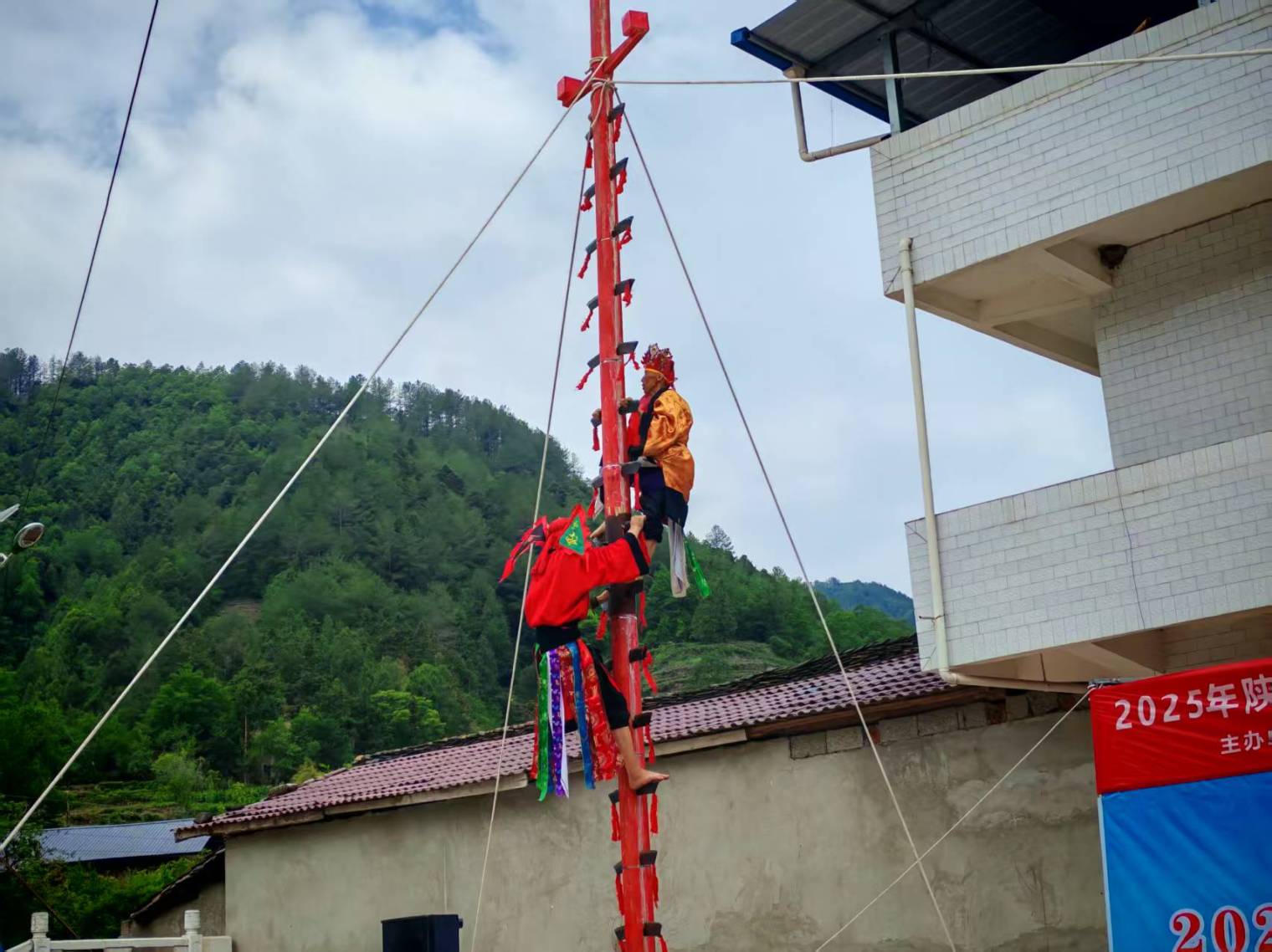 D:\徐晨晨\1文化旅游\文化\3 文化下鄉(xiāng)\20250327戲曲進鄉(xiāng)村\4表演\20250624洋魚塘田壩演出\706585568d00aa7781bfa4f4b207075.jpg