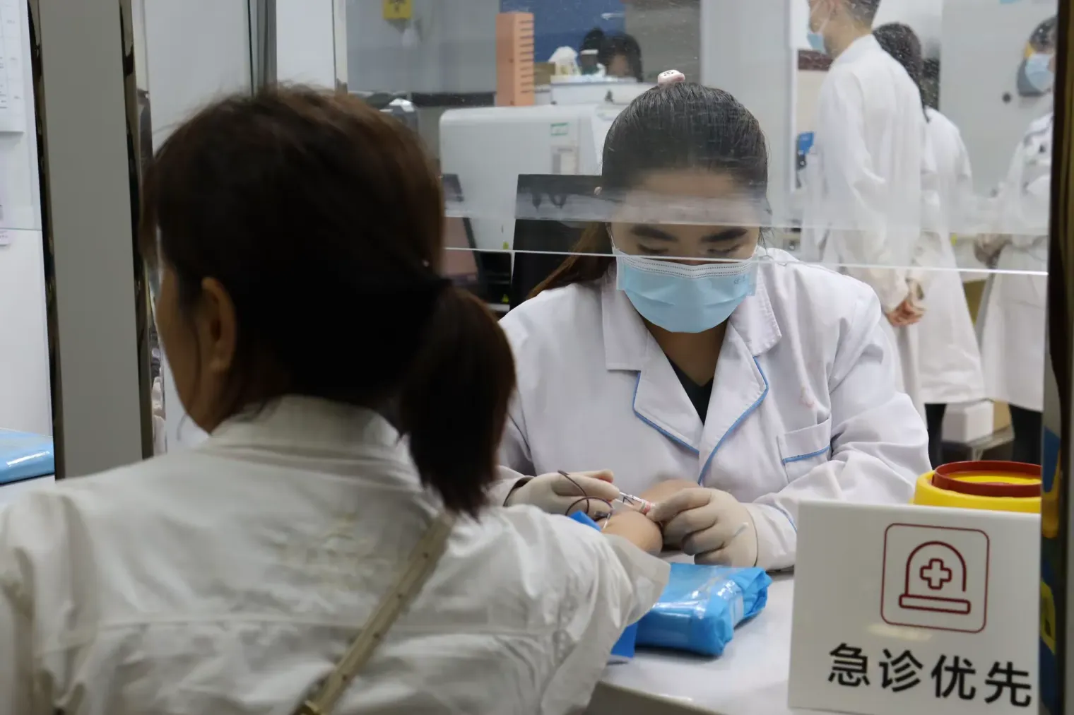简篇-【改善就医服务在行动】——周至县中医医院不断扩展就医便民服务