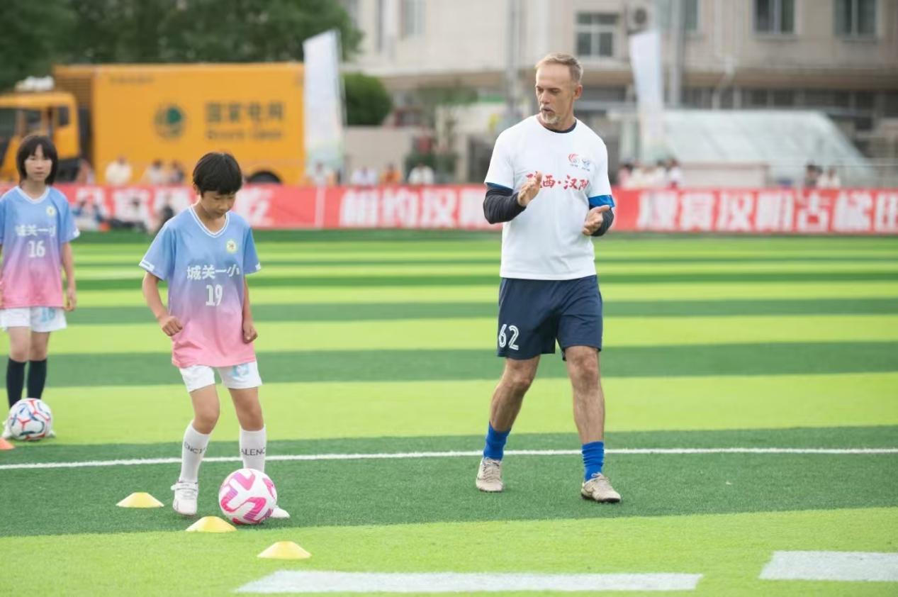 比赛中场巴西外教指导学生踢球