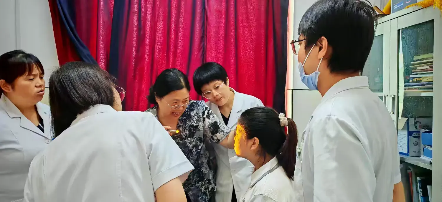 简篇-【眼科动态】重绽明眸光彩 ——我院眼科成功为上睑下垂患者实施矫正手术
