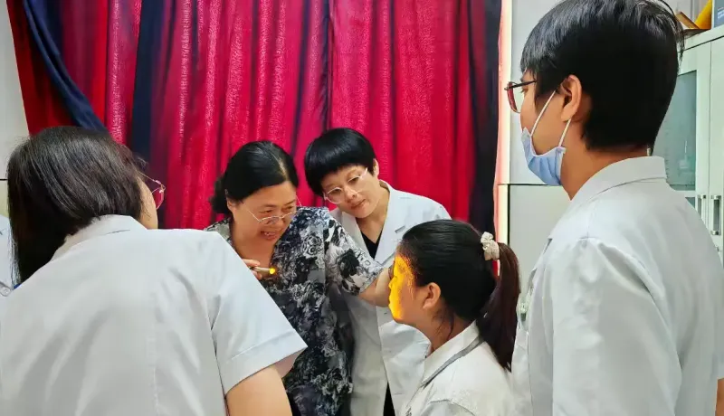 简篇-【眼科动态】重绽明眸光彩 ﻿——我院眼科成功为上睑下垂患者实施矫正手术