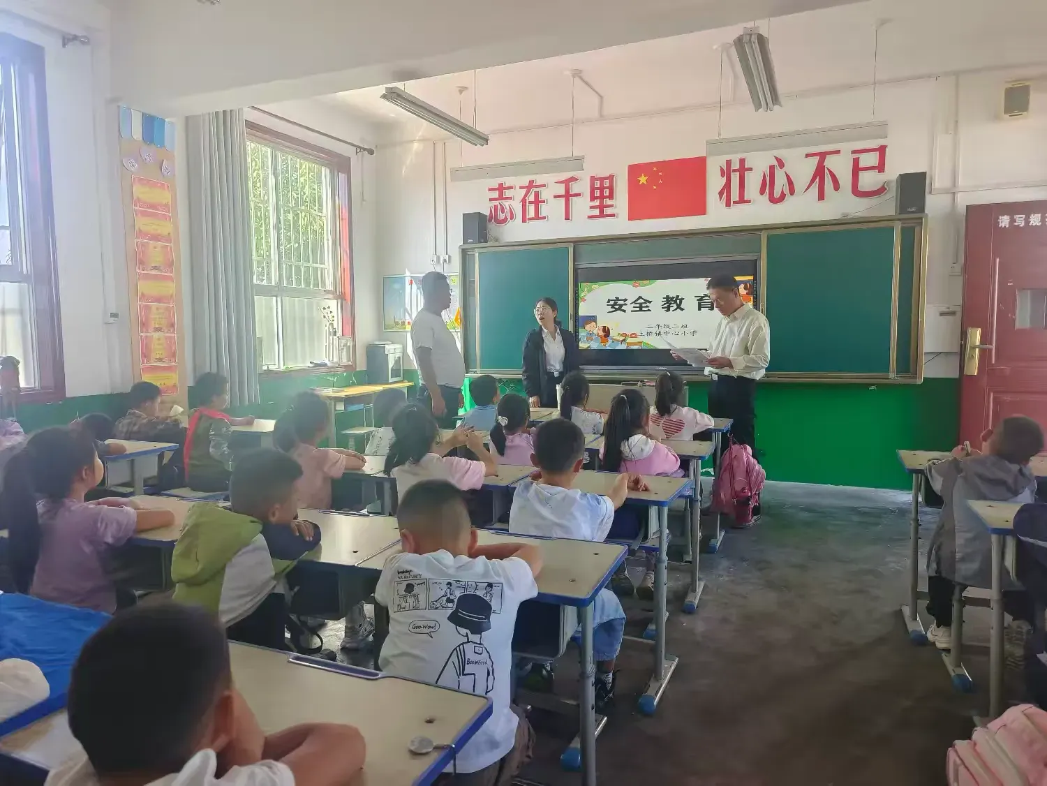 简篇-秋日启新程 童心乐满园 ——土桥镇中心小学开学第一天 工作纪实