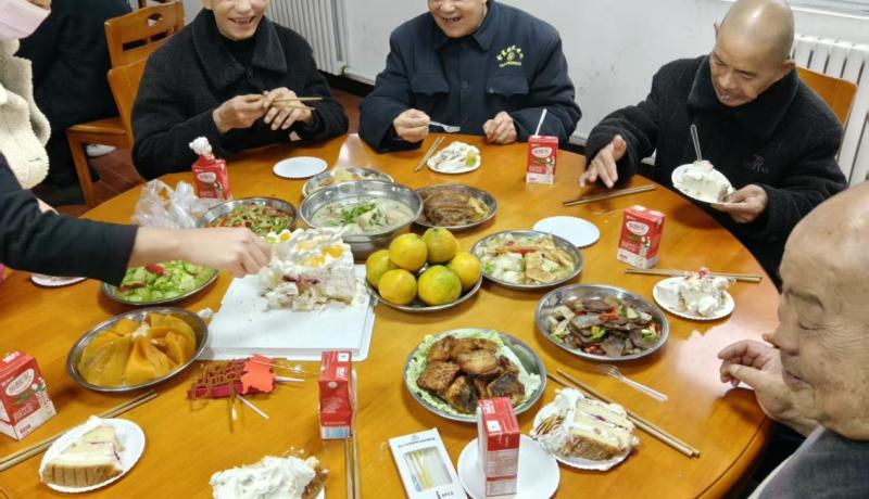 为老人送上节日蛋糕