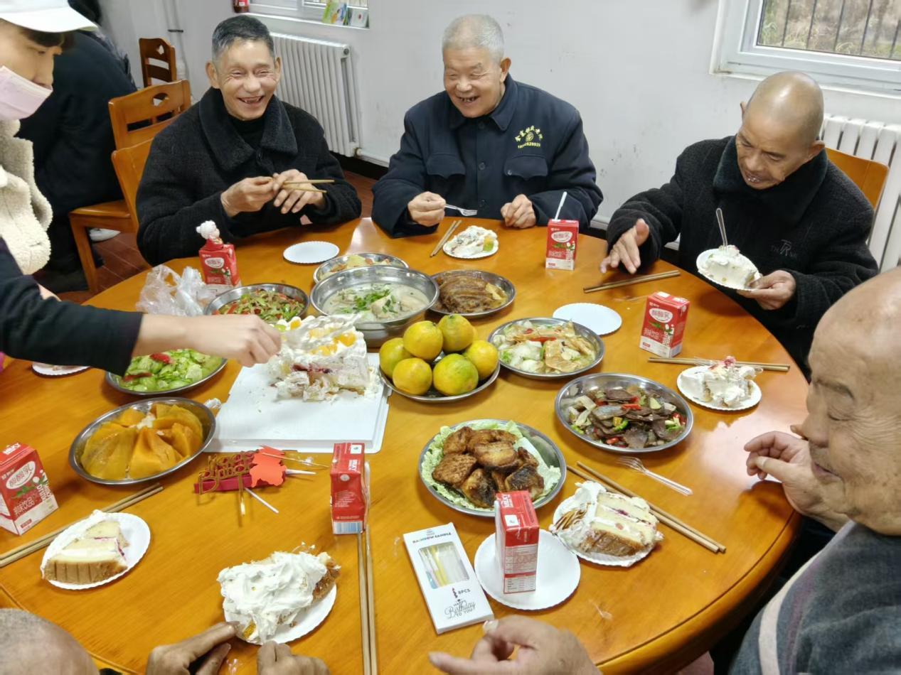 为老人送上节日蛋糕