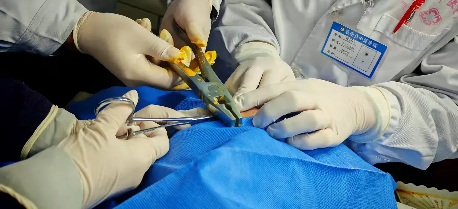 简篇-【多科联动】 跨科协作显担当，精准施救暖人心 ——我院眼科与外科联手化解钓鱼意外危机