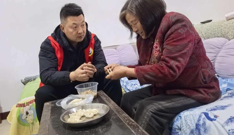 重阳节网格员到老人家中包饺子