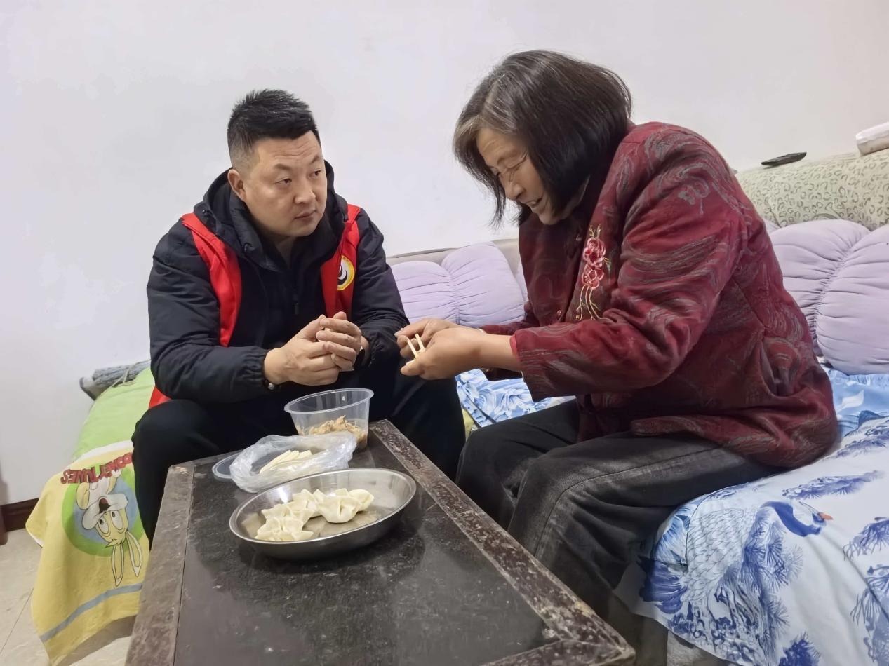 重阳节网格员到老人家中包饺子