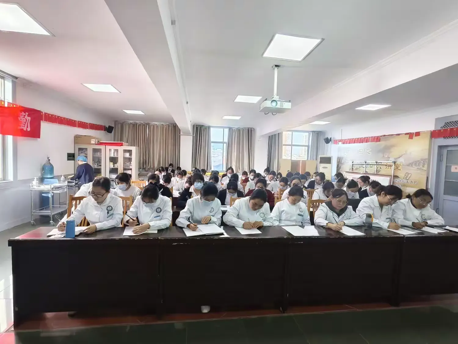 简篇-【护理之窗】踔厉深耕促成长 中医护理谱新章——我院第四季度护士分层培训考核圆满举行