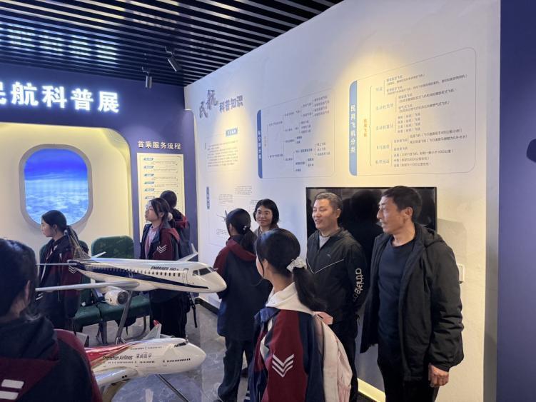 參觀民航科普展