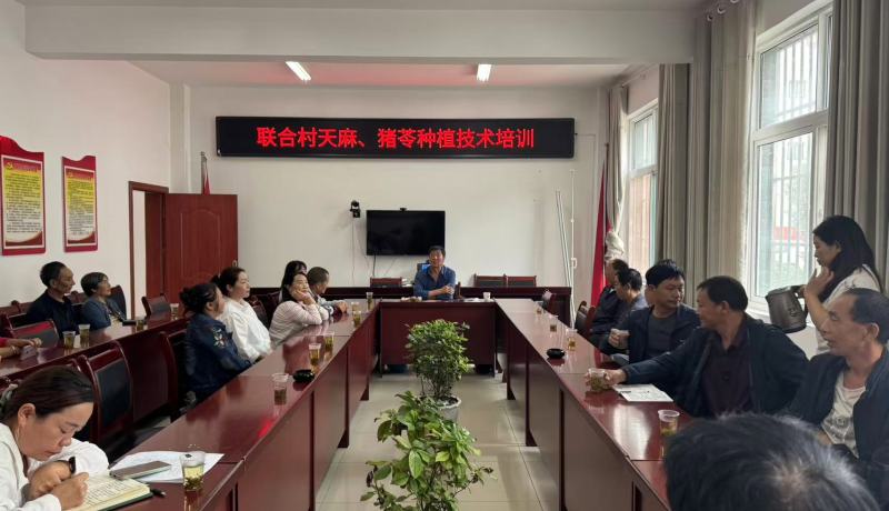 傅官成到十畝地村為譚家河、十畝地、聯(lián)合村民送教上門