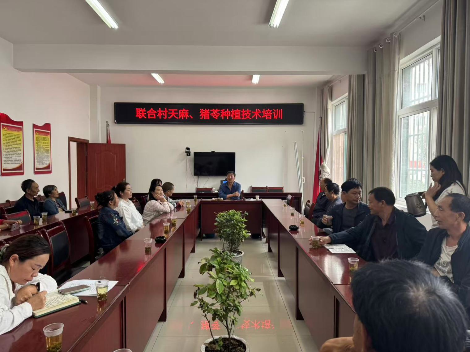 傅官成到十亩地村为谭家河、十亩地、联合村民送教上门