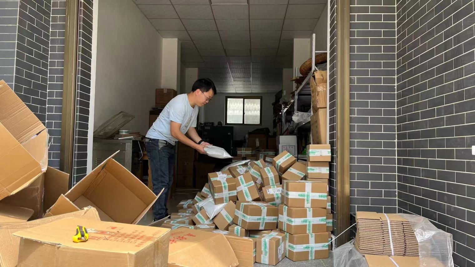 耖洋洋打包农特产品