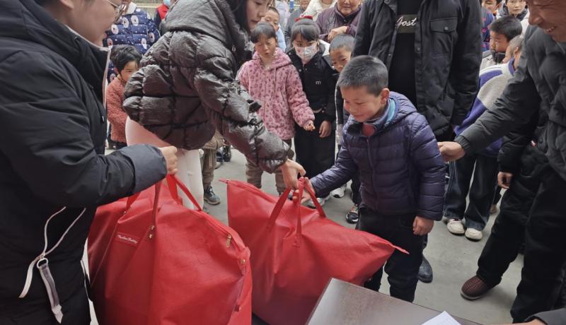 為孩子送上暖冬禮物