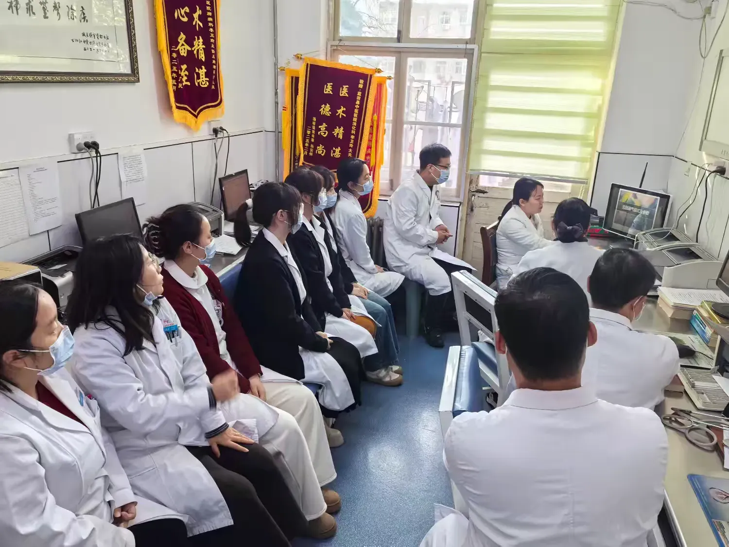 简篇-【科室动态】呼吸之间，生命之托——肺病科无创呼吸机业务培训