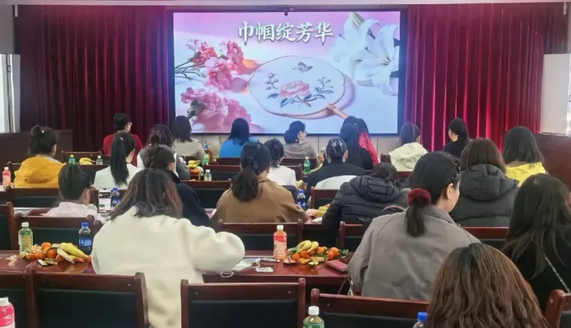 简篇-南市街道妇联举办“巾帼绽芳华·巧手迎三八”国风团扇DIY活动