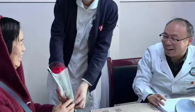 简篇-【蓝中医—外科】三月春风暖人心，康乃馨香满外科