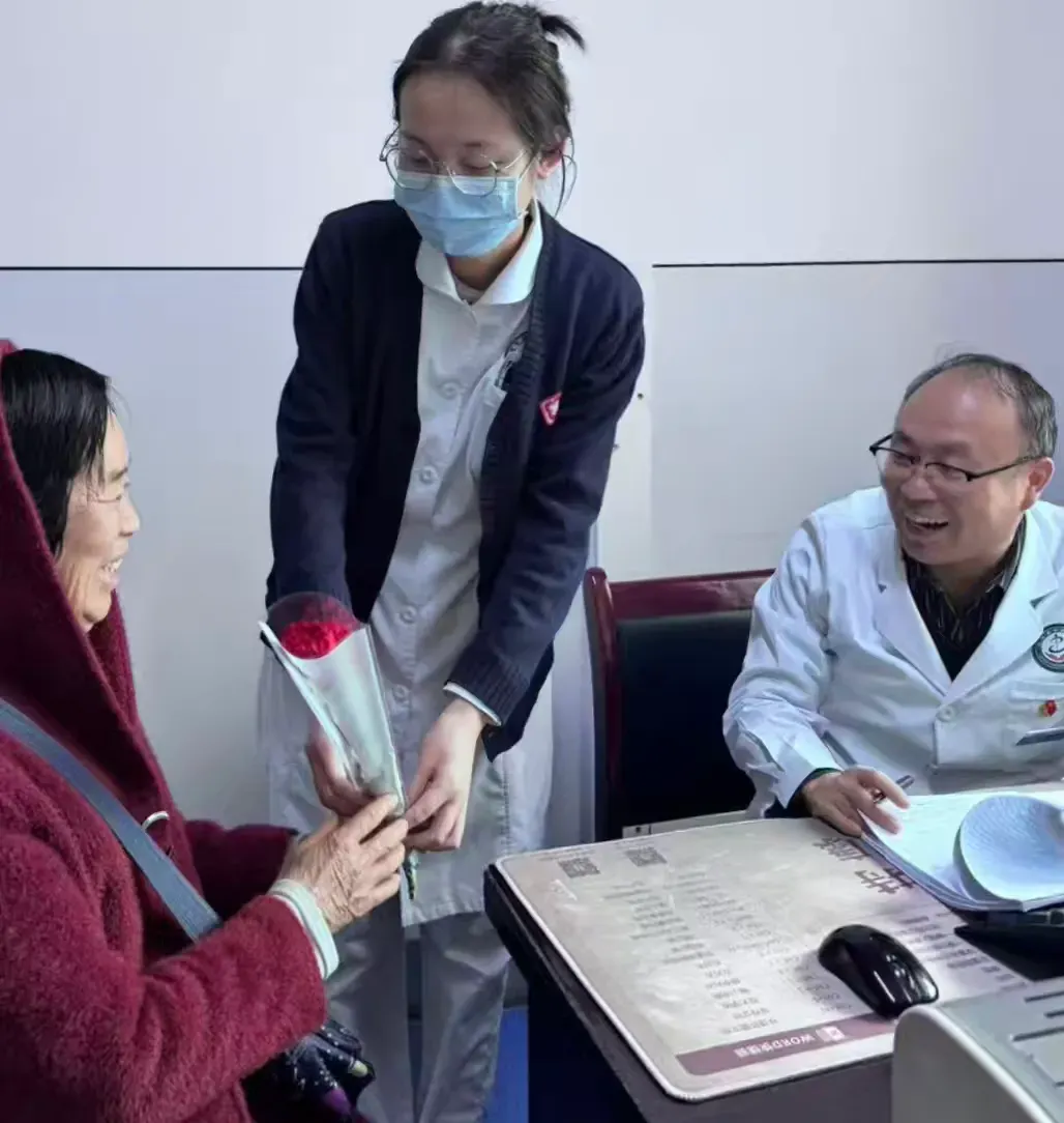 简篇-【蓝中医—外科】三月春风暖人心,康乃馨香满外科