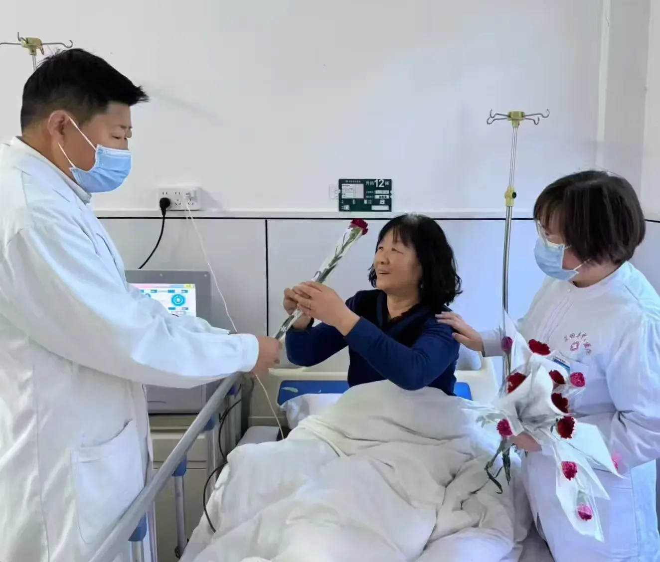 简篇-【蓝中医—外科】三月春风暖人心,康乃馨香满外科