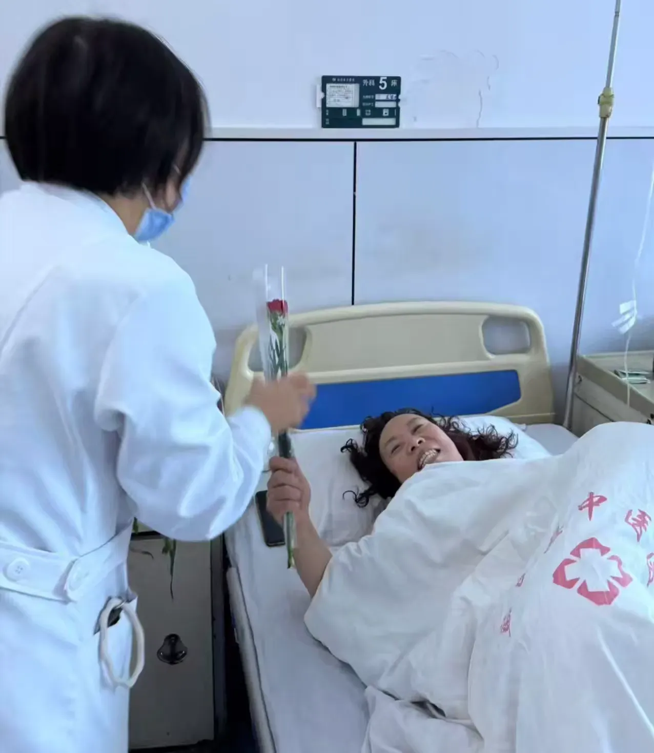 简篇-【蓝中医—外科】三月春风暖人心,康乃馨香满外科