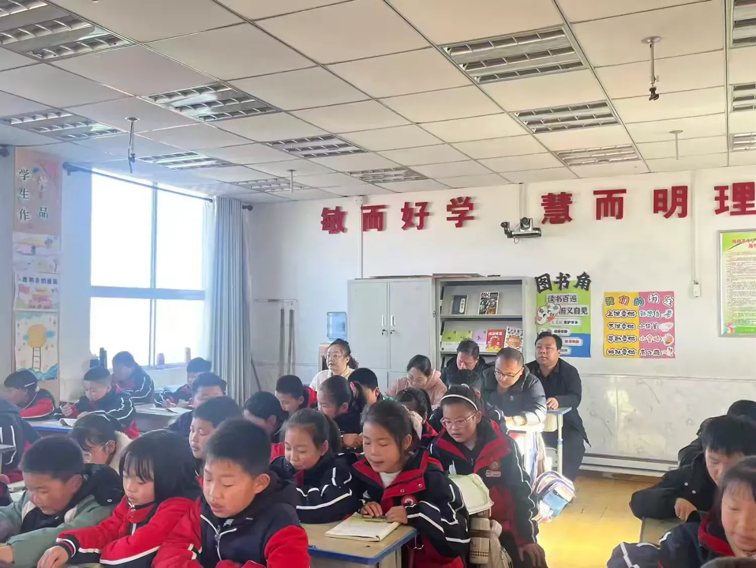 简篇-推门听课抓常态    深耕课堂助成长——土桥镇中心小学领导班子进行常态化推门听课活动