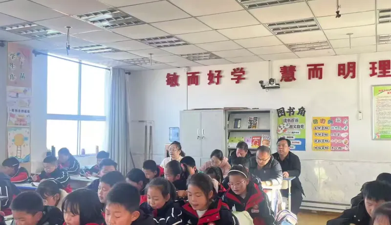 简篇-推门听课抓常态 深耕课堂助成长——土桥镇中心小学领导班子进行常态化推门听课活动