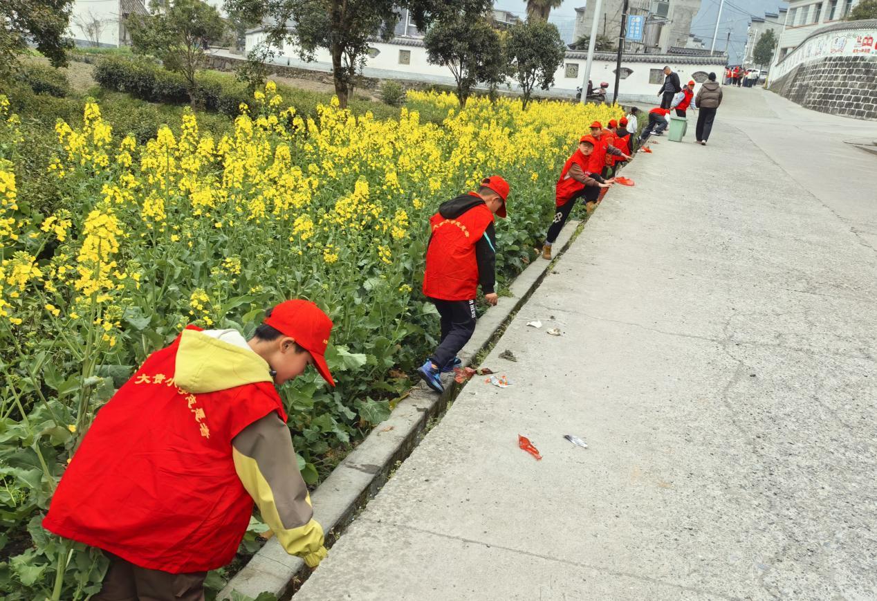 1学雷锋志愿者进社区清洁卫生