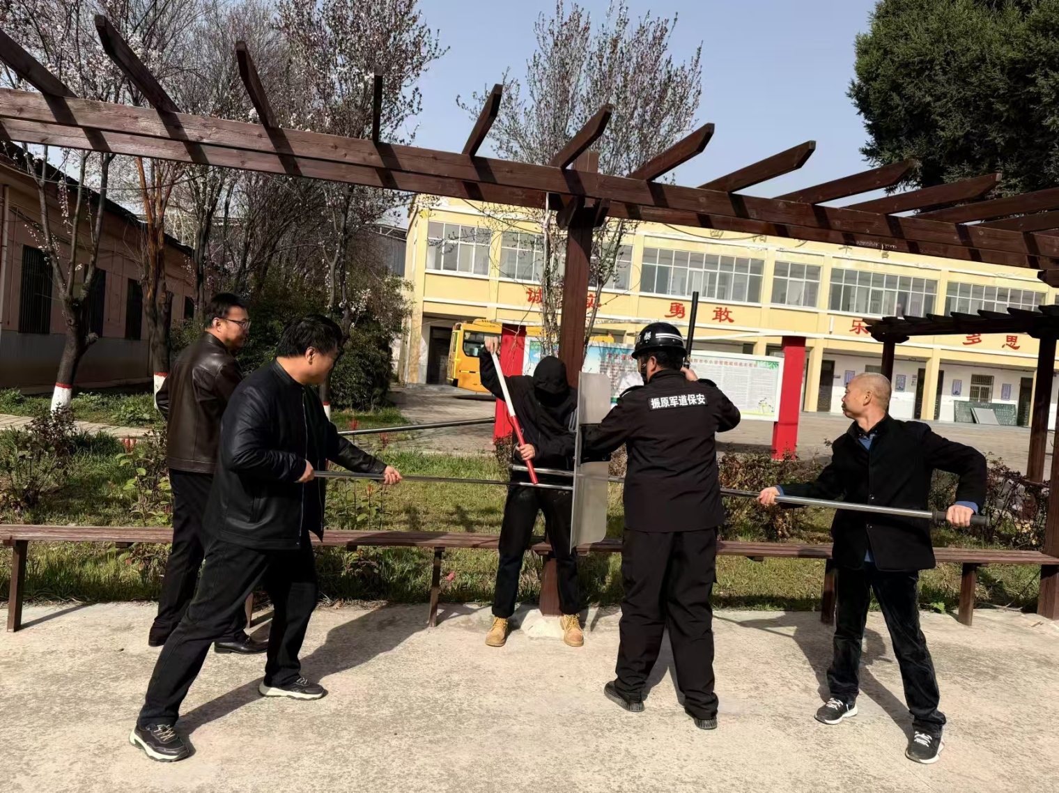 三原县西阳镇武官中心小学开展防恐防暴应急演练活动 (3)