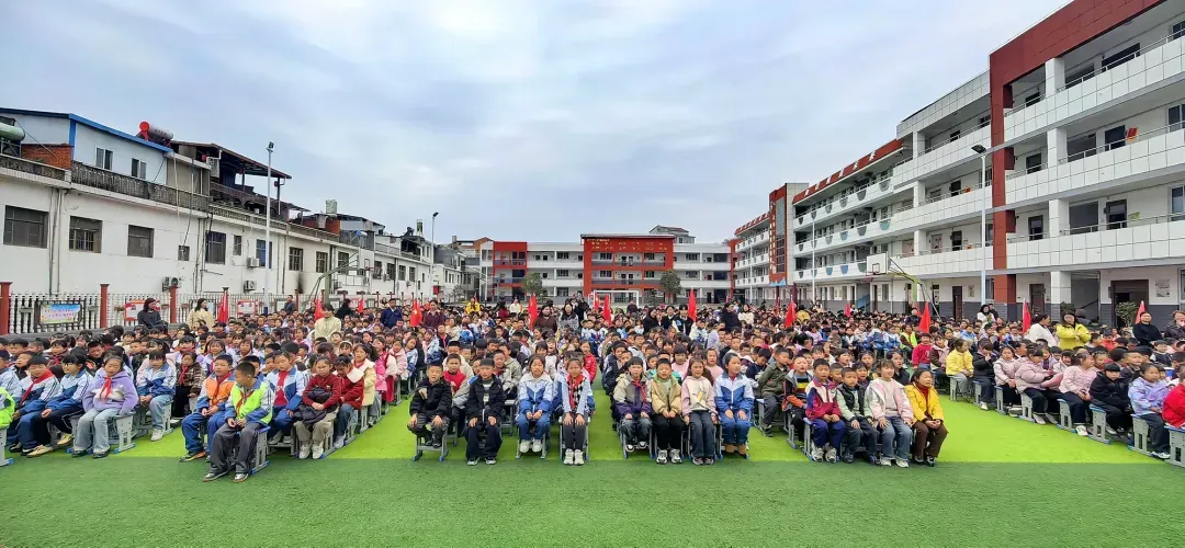 简篇-消防安全伴成长   法治护航筑平安——消防主题队会展示暨法治教育活动