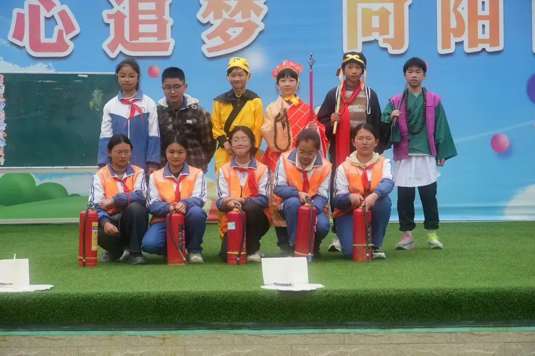 简篇-消防安全伴成长   法治护航筑平安——消防主题队会展示暨法治教育活动