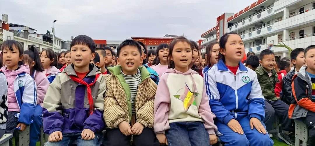 简篇-消防安全伴成长   法治护航筑平安——消防主题队会展示暨法治教育活动