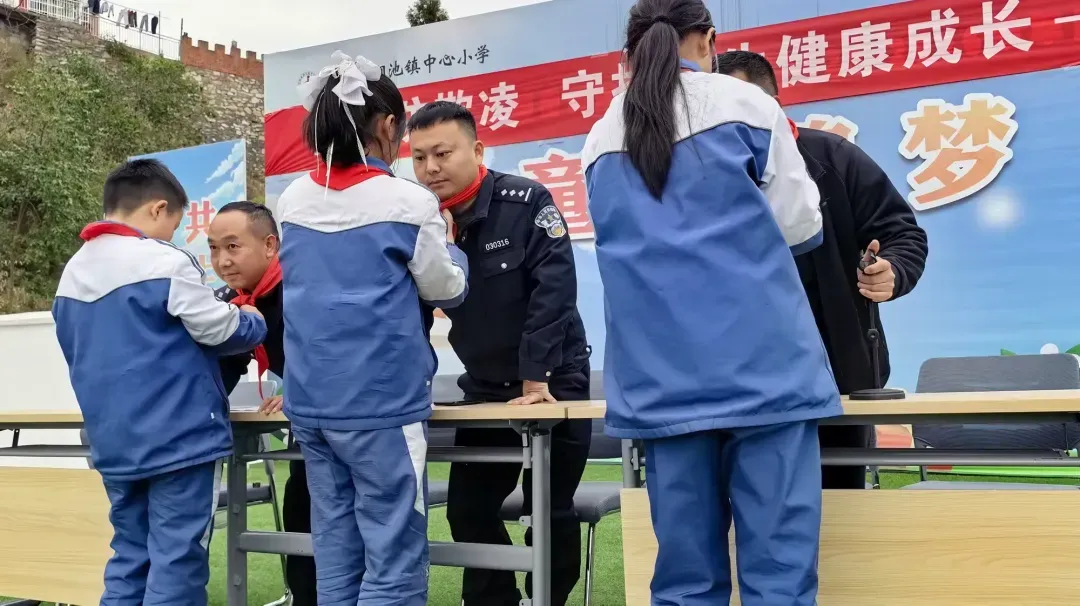 简篇-消防安全伴成长   法治护航筑平安——消防主题队会展示暨法治教育活动