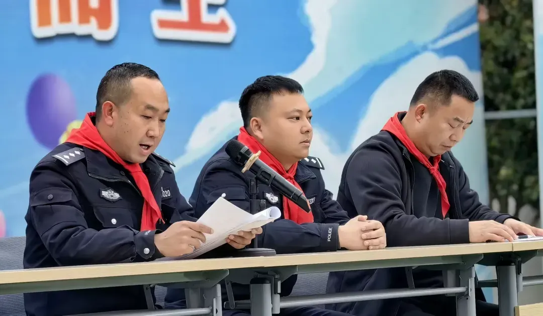 简篇-消防安全伴成长   法治护航筑平安——消防主题队会展示暨法治教育活动