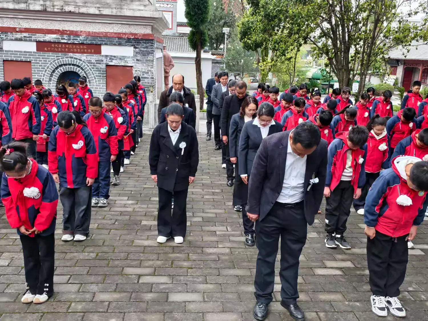 簡(jiǎn)篇-“緬懷先烈志 砥礪續(xù)華章”——龍駒中心小學(xué)黨支部2026年清明節(jié)祭掃實(shí)踐活動(dòng)