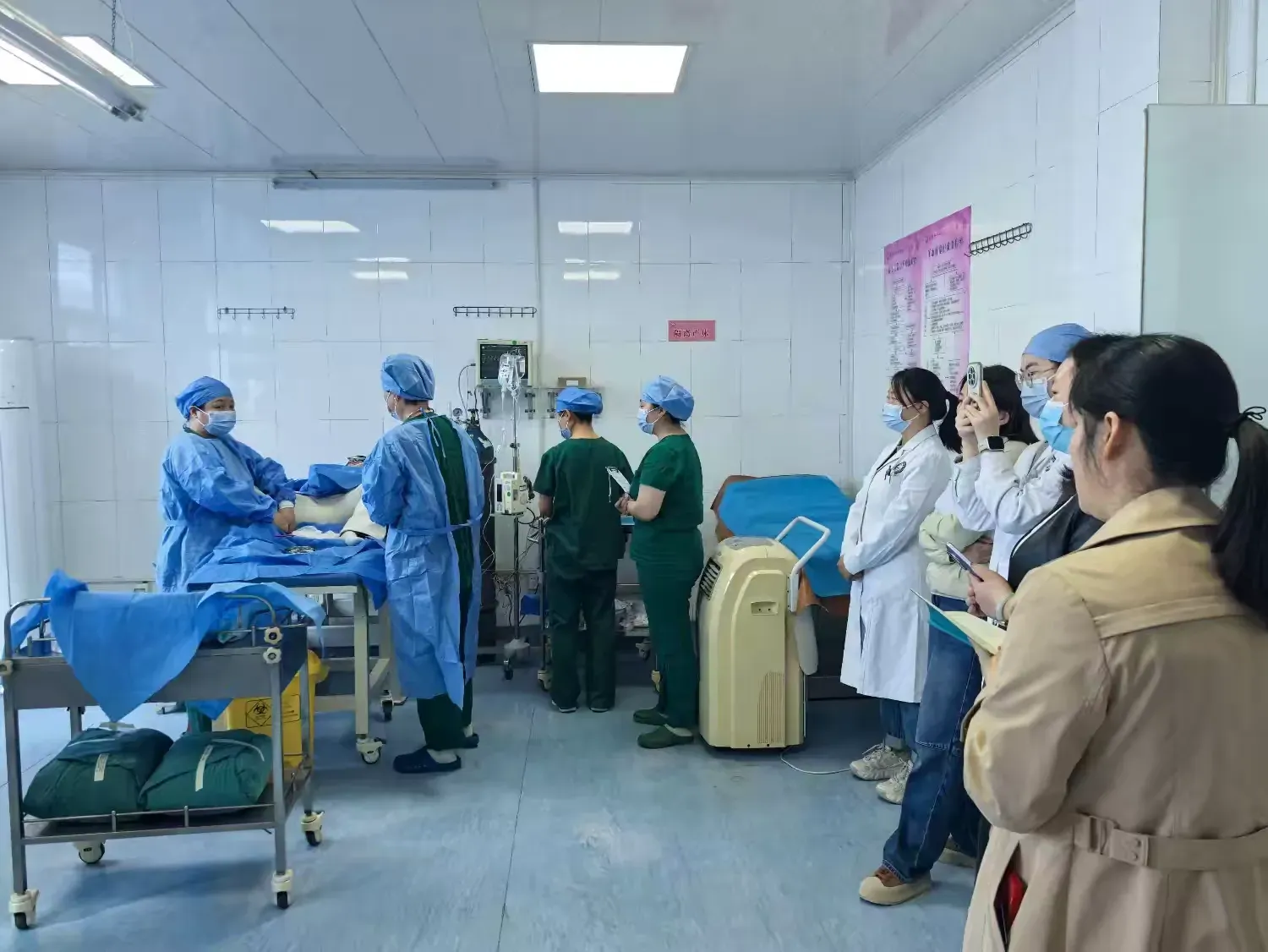簡(jiǎn)篇-【藍(lán)中醫(yī)-婦產(chǎn)科】以練為戰(zhàn)，守護(hù)新生——我院開(kāi)展危重孕產(chǎn)婦和新生兒救治演練