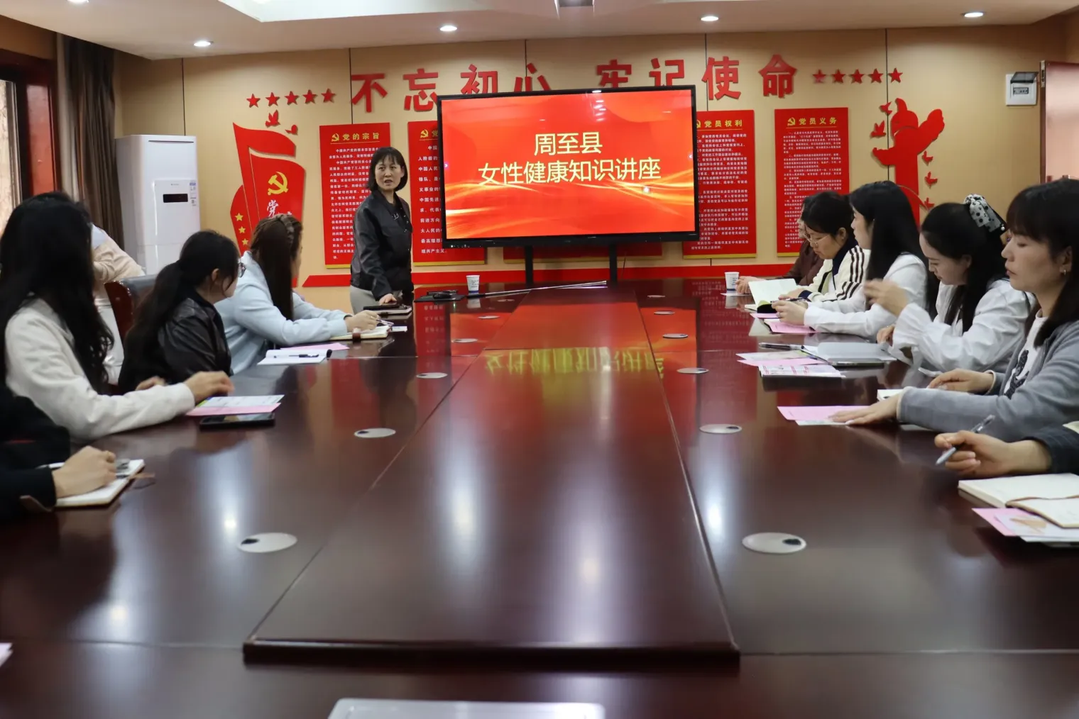 簡篇-中醫(yī)藥文化進(jìn)企業(yè) 真情護(hù)航女性健康——周至縣中醫(yī)醫(yī)院婦產(chǎn)科走進(jìn)周至縣金周國有資本投資運(yùn)營(集團(tuán))有限公司開展健康講座