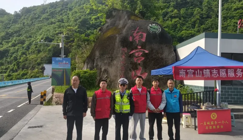 嵐皋交警：便民服務(wù)暖人心 溫情守護(hù)伴旅途