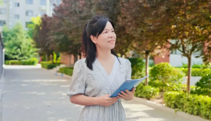 韓城市新城區(qū)第七小學(xué)教師嚴(yán)潔：沐光而行 做教育的“追光者”