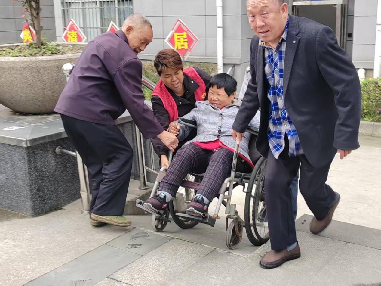 紫云南郡社區(qū)網(wǎng)格員李燕莉工作照