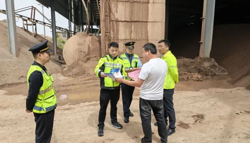 商州公路段：公路執(zhí)法守底線 路政服務(wù)暖民心