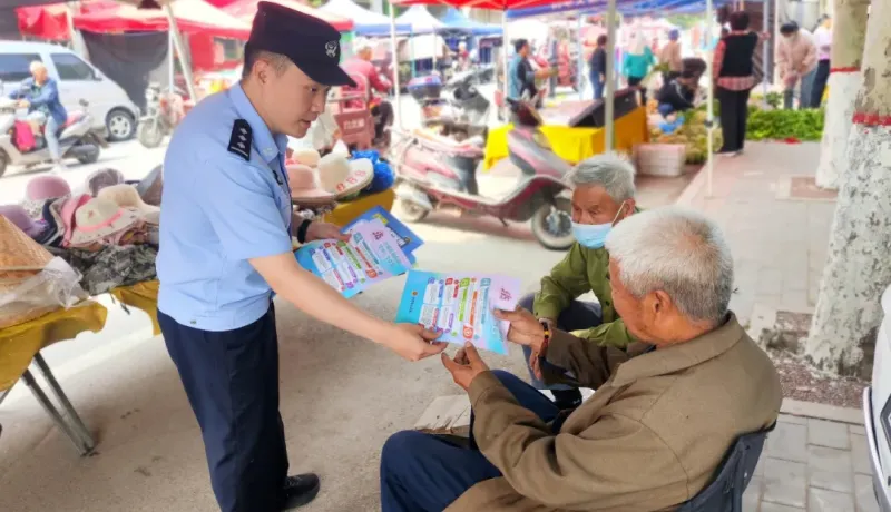 合陽(yáng)公安：民警集市“嘮”反詐 土味宣傳入人心